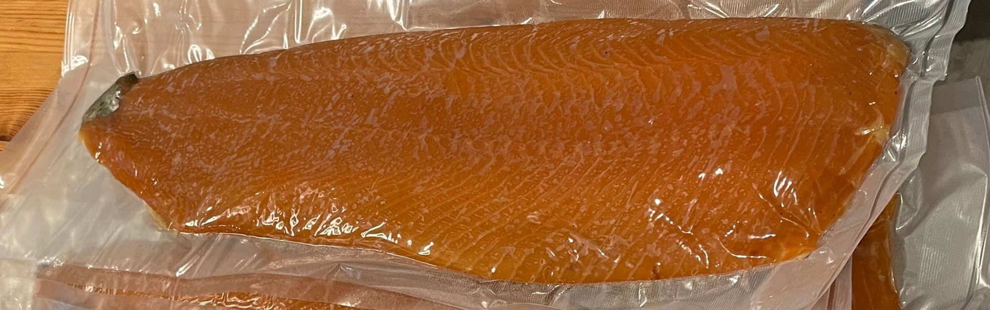 Kokonainen vakuumipakattu kylmäsavulohifile